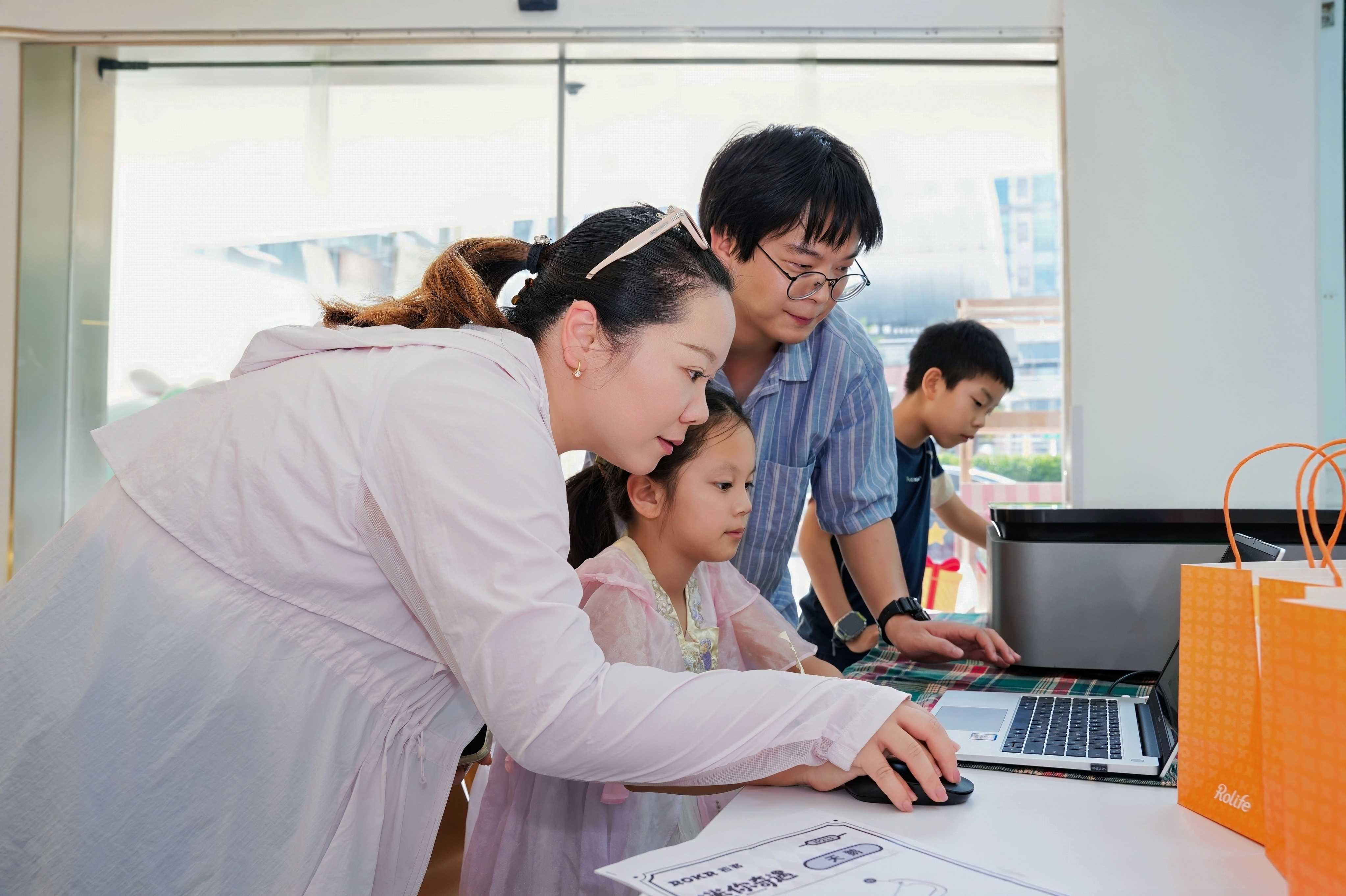 Families using Focalab software during the event